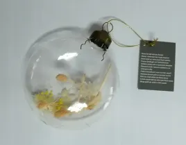 szklana-plaska-kula-z-suszonymi-kwiatami-zawieszka-zolta