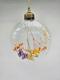 szklana-plaska-kula-z-suszonymi-kwiatami-zawieszka