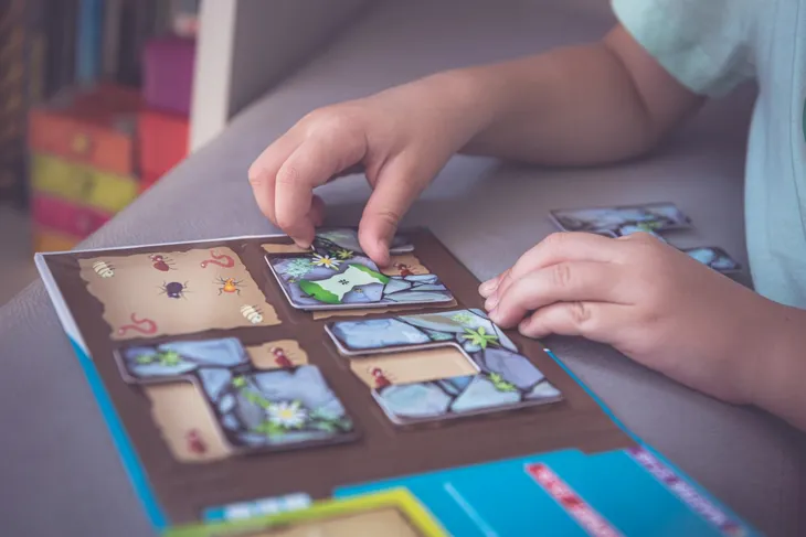 smart-games-robaczki-pl-iuvi-games-rodzaj-podstawa
