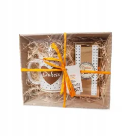 zestaw-prezentowy-dla-babci-kubek-i-czekolada-w-kropeczki