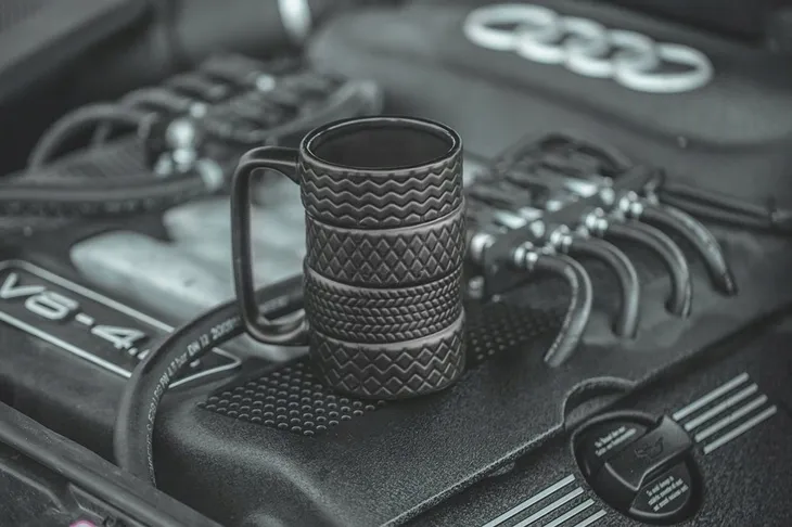 kubek-opony-ceramiczny-rodzaj-gadzetu-kubek