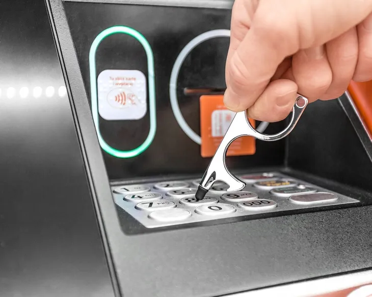 bezdotykowy-dotykacz-srebrny-material-dominujacy-metal