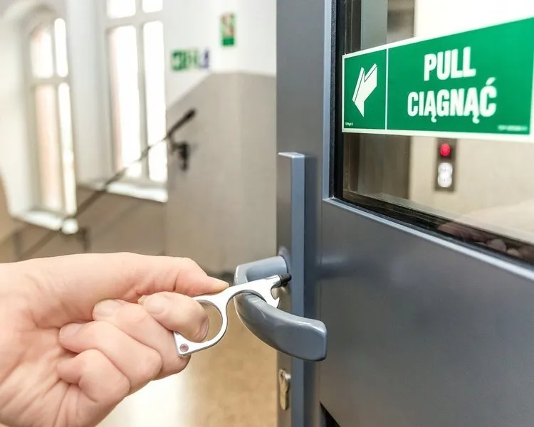 bezdotykowy-dotykacz-srebrny