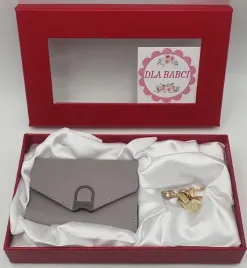 zestaw-prezentowy-dla-babci-portfel-i-zawieszka-w-ozdobnym-opakowaniu