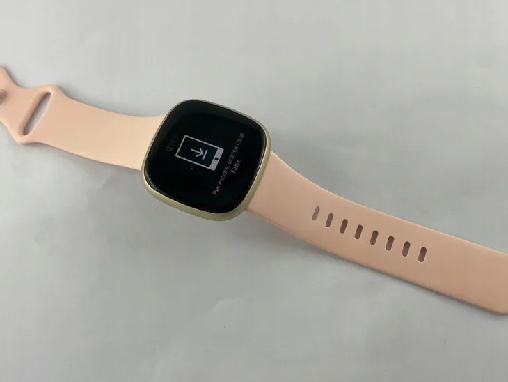 smartwatch-fitbit-versa-2-rozowy-stan-powystawowy