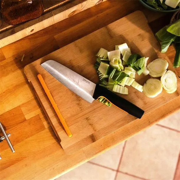 fiskars-noz-typ-santoku-functional-form-stan-nowy-material-ostrza-ze-stali