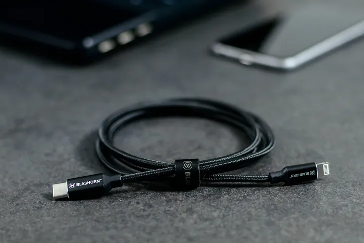 kabel-usb-c-lightning-12m-blashorn-stan-nowy