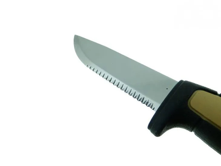 noz-turystyczny-morakniv-ostrze-zabkowane