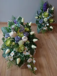 wiosenny-komplet-kwiatow-na-grob-z-kolem-stroik-bukiet-tulipany