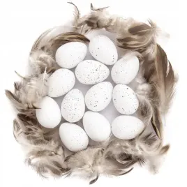 dekoracyjne-biale-jajka-przepiorcze-ozdobne-z-naturalnymi-piorkami