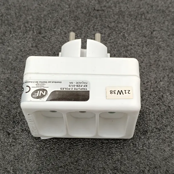 debflex-714620-listwa-zasilajaca-triplite-front-6a-liczba-gniazd-3