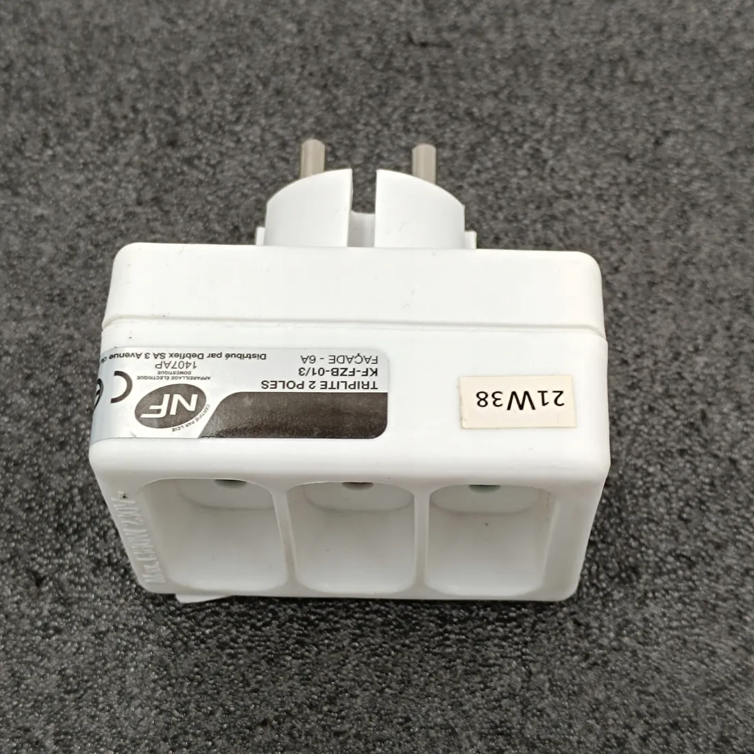 debflex-714620-listwa-zasilajaca-triplite-front-6a-stan-powystawowy