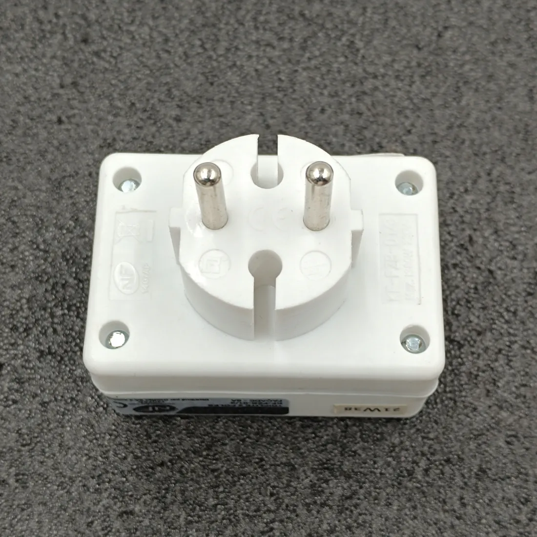 debflex-714620-listwa-zasilajaca-triplite-front-6a
