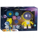 astronauta-z-projektorem-na-pilota-kolor-dominujacy-bialy