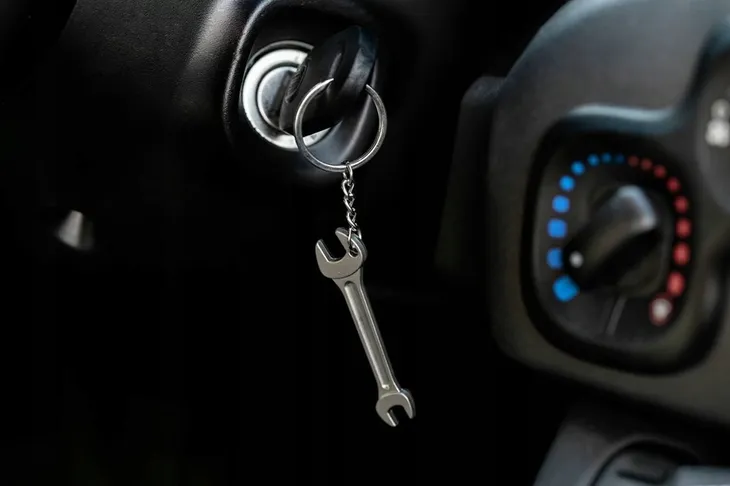 brelok-mechanika-plaski-klucz-rodzaj-gadzetu-niezbednik