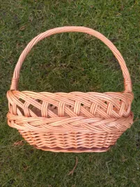 owalny-wiklinowy-koszyk-na-swieconke-wymiary-28x23-cm