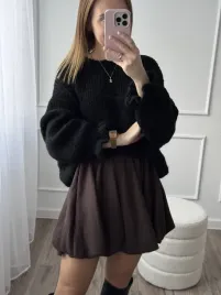 sweter-z-welna-rekaw-falbanka-czarny