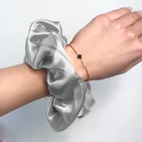 gumka-do-wlosow-scrunchie-srebrna-stan-nowy