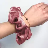 gumka-do-wlosow-scrunchie-pudrowy-roz-stan-nowy