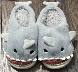 kapcie-dzieciece-z-futerkiem-rekiny-szare-rozmiar-30-31