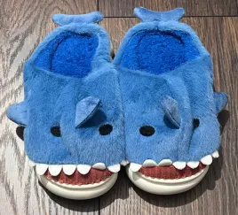 kapcie-dzieciece-z-futerkiem-rekiny-niebieskie-rozmiar-32-33