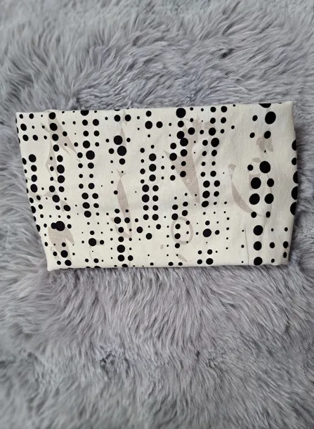 opaska-kropka-wzor-dominujacy-napisy