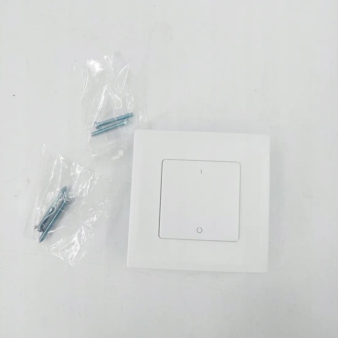 wlacznik-swiatla-amazon-basics-biale