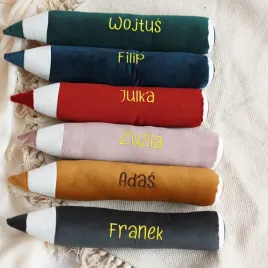kredka-poduszka-welur-imie-haft-gratis-pasowanie-przedszkolaka-ucznia-30-cm