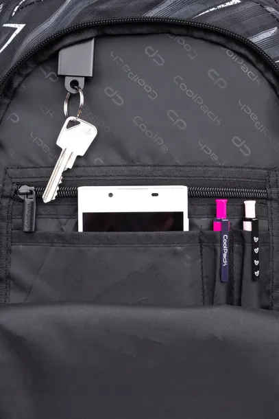 plecak-mlodziezowy-coolpack-drafter-3-blackboard-cechy-dodatkowe-elementy-odblaskowe-kieszen-na-laptopa-lub-tablet-kieszen-na-napoje-regulowany-pasek-usztywniane-dno-usztywniane-plecy