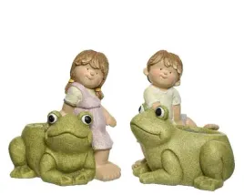 figura-dziecko-z-zaba-30x33x40cm