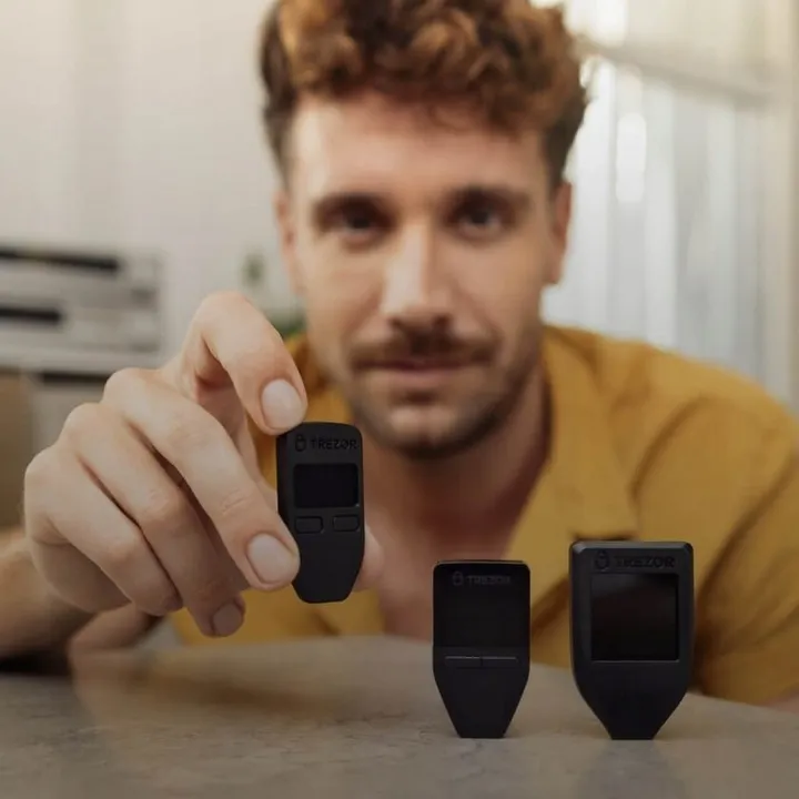 portfel-kryptowalut-trezor-model-one-black