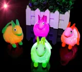 gniotek-squeeze-swiecacy-krolik-bohater-brak
