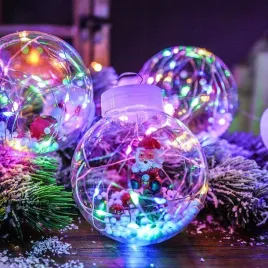 kule-led-z-mikolajem-bombki-lampki-swiecace-kolorowo-ozdoba-kurtyna-sople