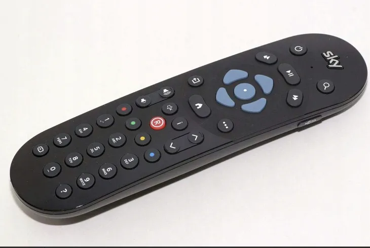 zastepczy-pilot-bluetooth-do-dekodera-do-sky-ec101