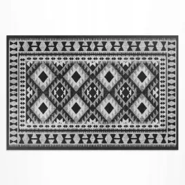 dywan-winylowy-do-ogrodu-na-balkon-czarne-romby-imitacja-tkaniny-140x210-cm