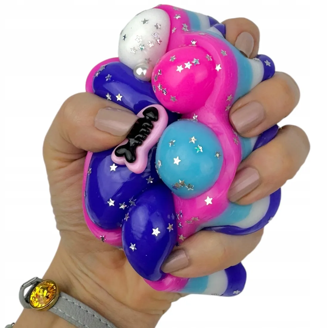 U mushuk bilan yigitning yuziga otirdi Porno Malky qiz