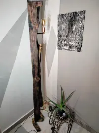 duza-rustykalna-lampa-podlogowa-z-naturalnego-drewna