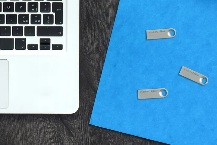 pendrive-goodram-32-gb-uno3-silver-usb-3-2-rodzaj-karty-graficznej-brak-informacji