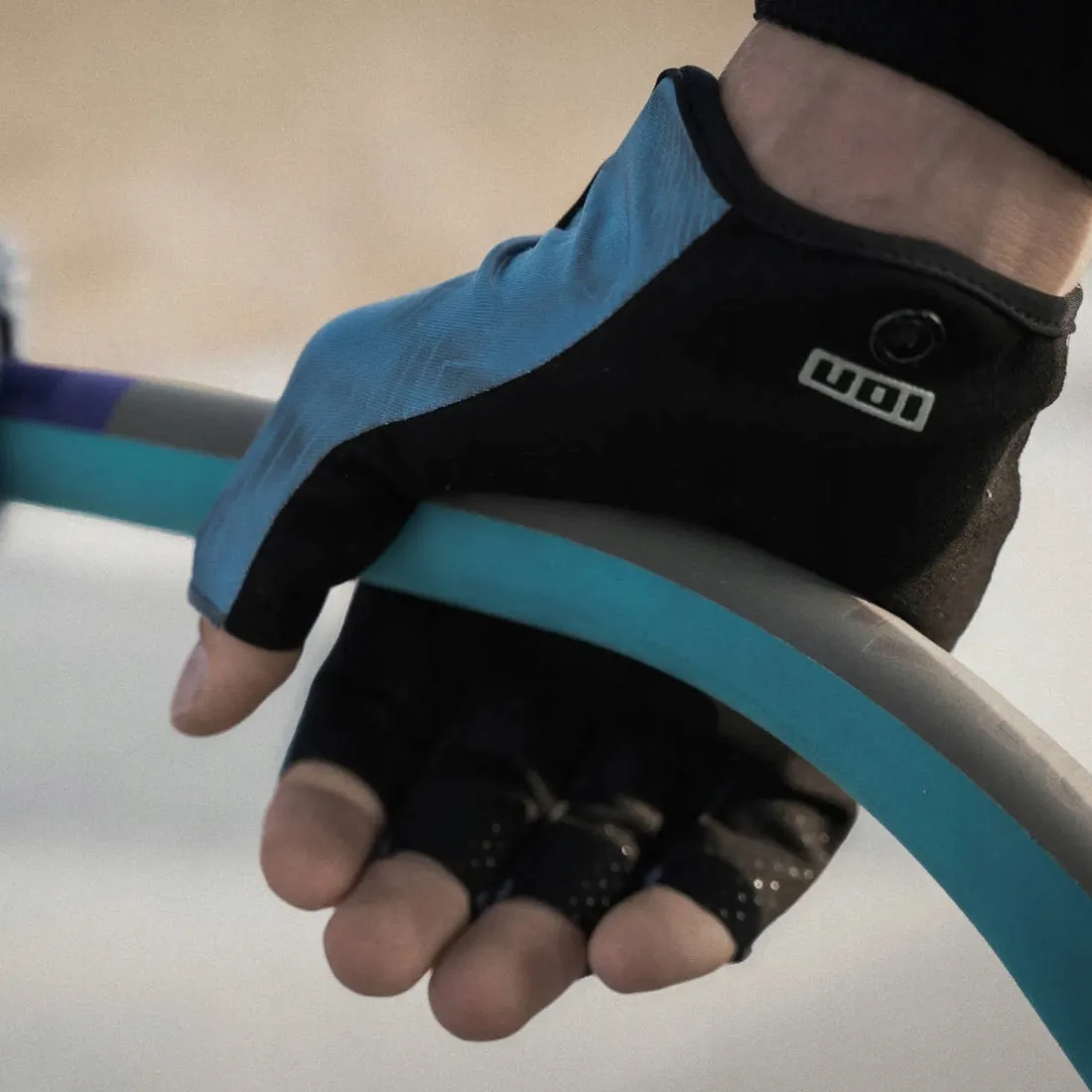 rekawiczki-ion-amara-half-finger-cascade-blue-m