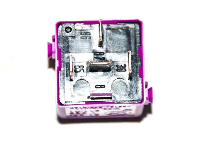 przekaznik-signalviolett-bmw-114-e12-e21-e23-e24-e28-e3-e30-e31-e32-mini-producent-czesci-bmw-oe