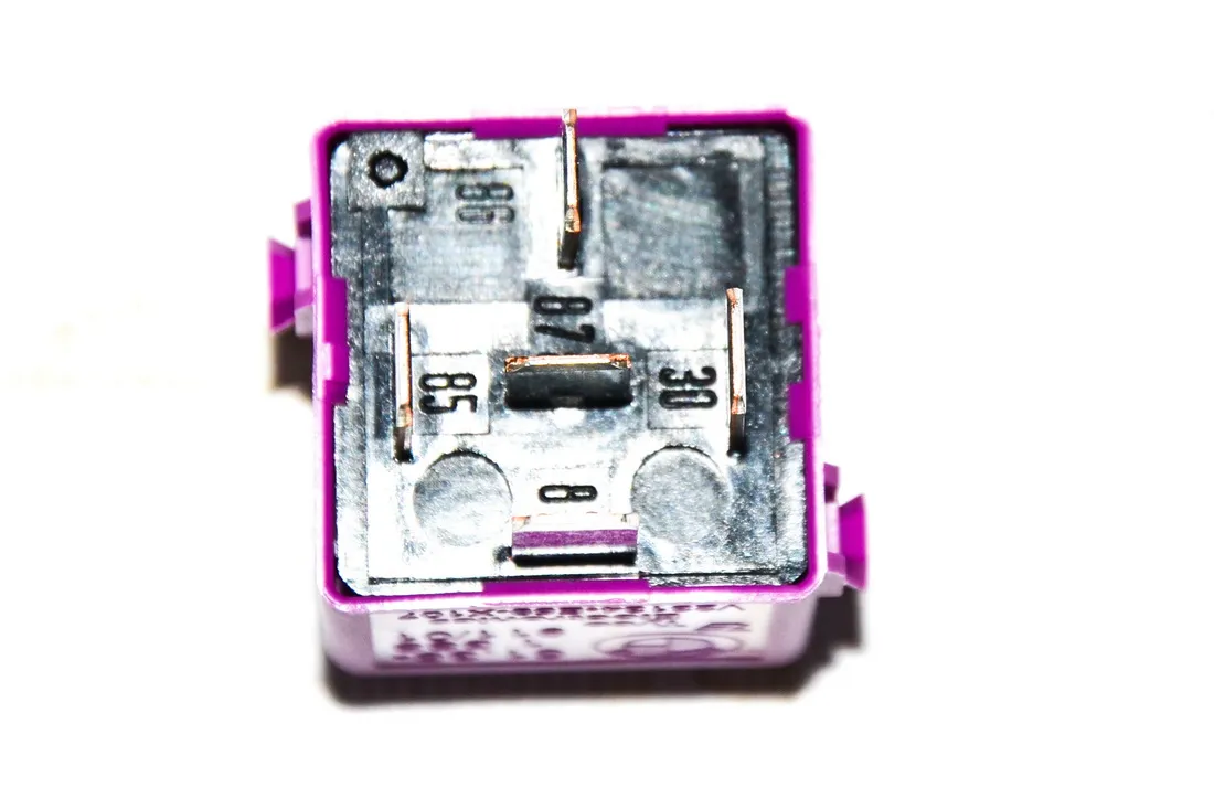 przekaznik-signalviolett-bmw-114-e12-e21-e23-e24-e28-e3-e30-e31-e32-mini-stan-nowy