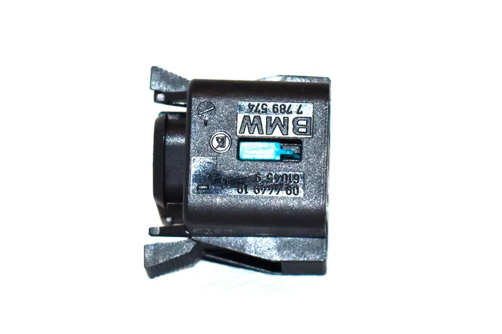 obudowa-gniazda-bmw-e46-e53-x5-e60-e61-e63-e65-e70-producent-czesci-bmw-oe
