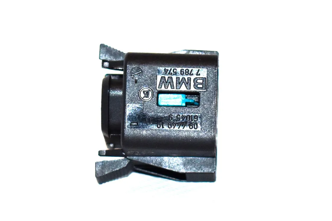 obudowa-gniazda-bmw-e46-e53-x5-e60-e61-e63-e65-e70-stan-nowy