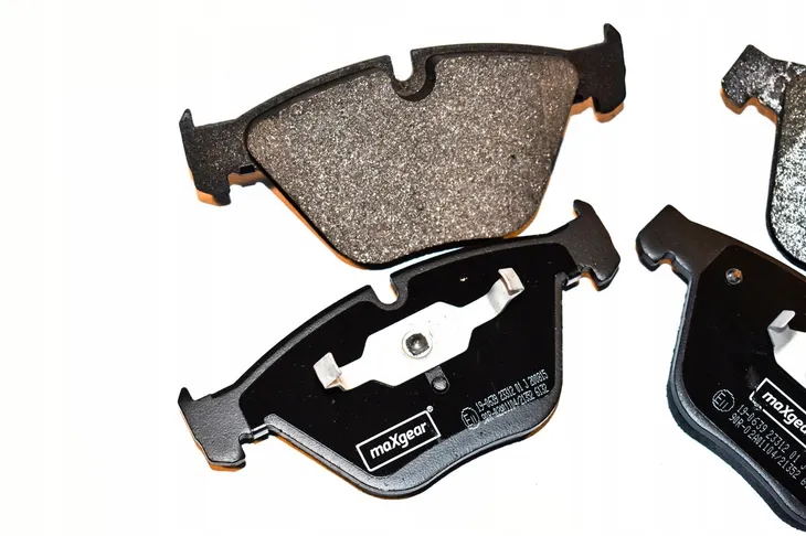 klocki-hamulcowe-przod-do-bmw-e61-e60-e63-e64-producent-czesci-maxgear
