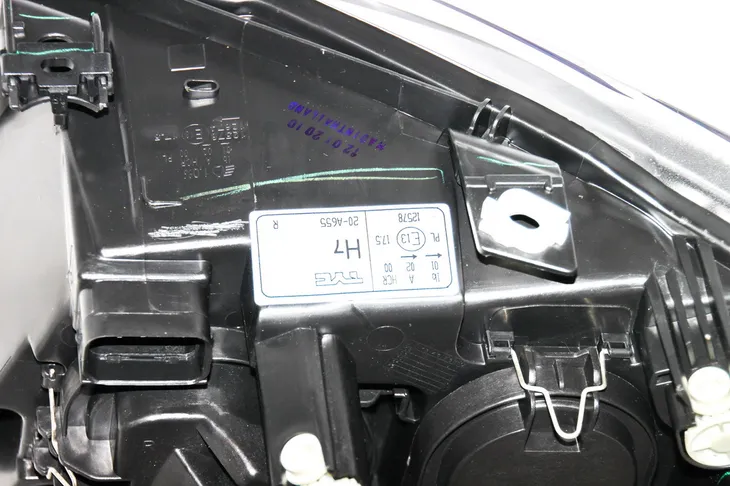 reflektor-prawy-bmw-e90-e91-316-318-320-323-325-strona-zabudowy-prawa