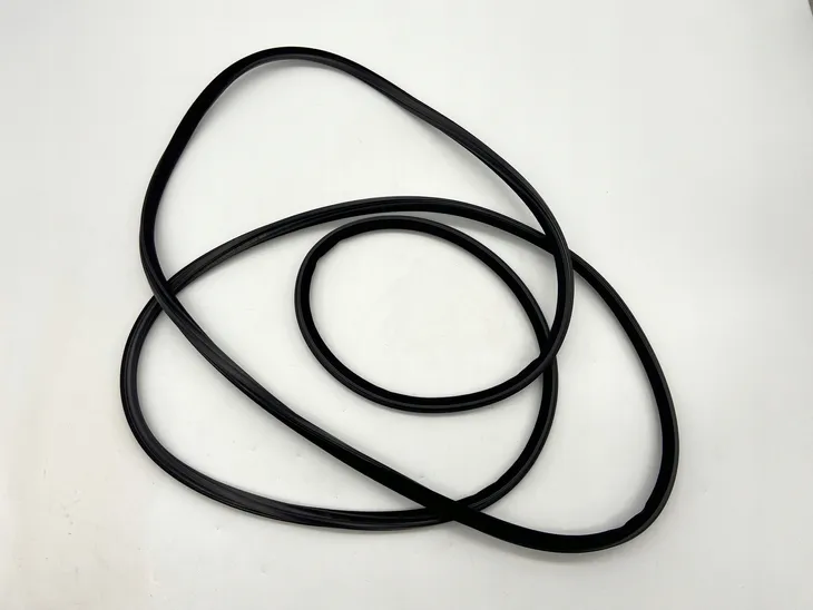 uszczelka-szyberdachu-bmw-e81-e82-e87-e87n-e90-e90n-e92-e92n-54137157374-producent-czesci-bmw-oe