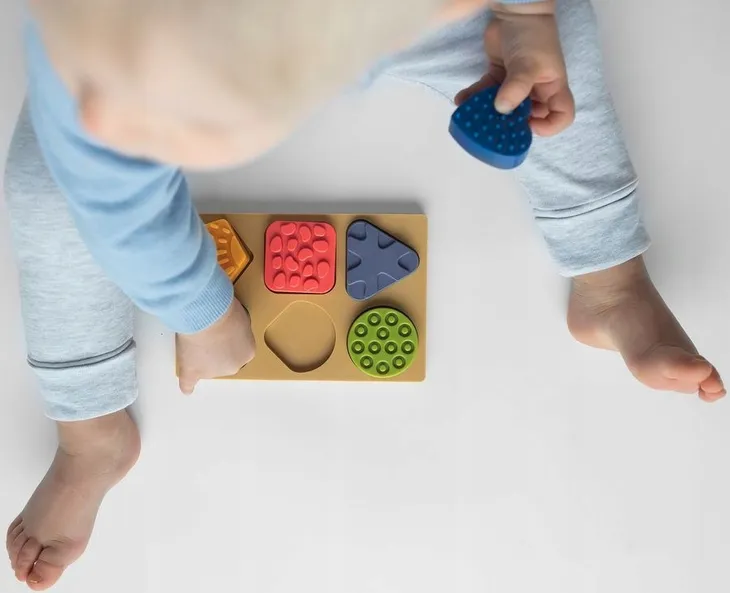 sensoryczne-puzzle-ksztalty-bohater-brak