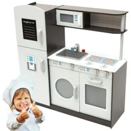 drewniana-kuchnia-w-kolorze-bialym-z-brazowymi-akcentami-i-tablica-do-pisan