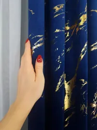 zaslona-welurowa-marmurek-granat-zloty-welur-do-salonu-pokoju-na-tasmie