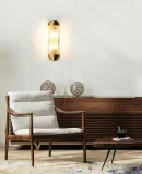 moosee-lampa-scienna-column-40-zlota-pomieszczenie-salon